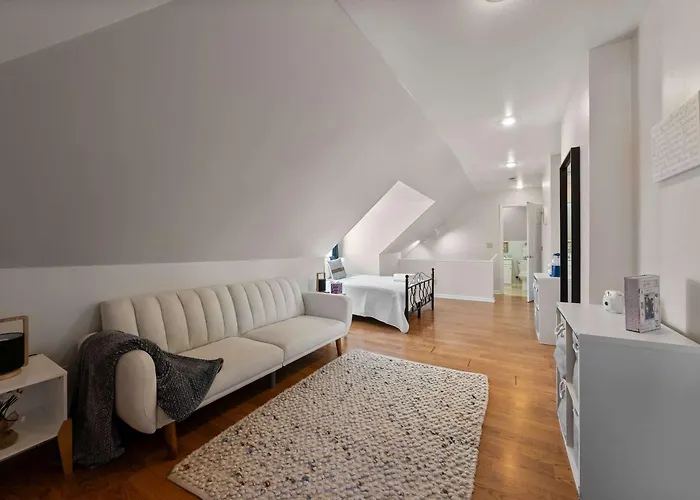 Holiday home Osu 3Br Home, Office, Sleeps 6